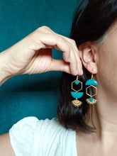 Charger l'image dans la galerie, Boucles d'oreilles asymétriques géométriques dorées et bleu canard, boucles d'oreilles dépareillées art nouveau turquoise foncé
