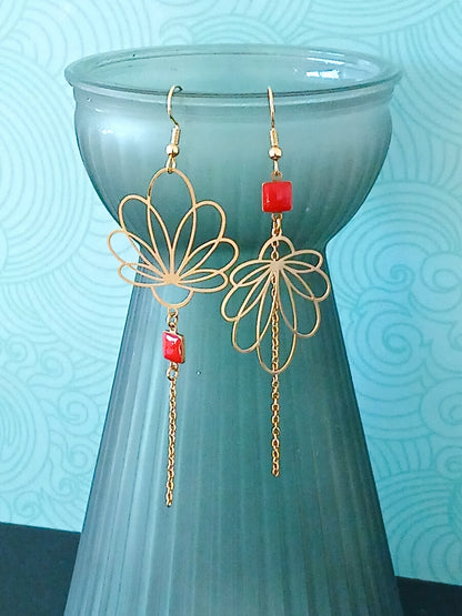 Boucles d'oreilles asymétriques rouge fine fleur ajourée et chaîne acier inoxydable doré