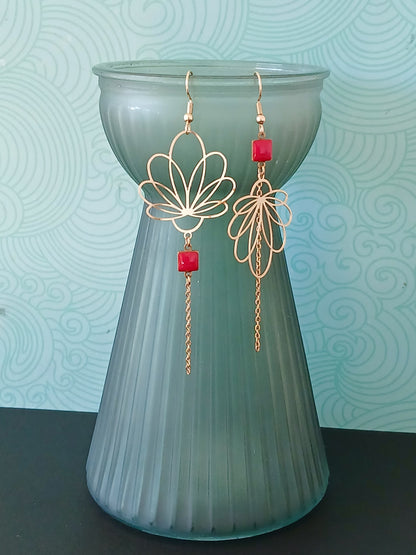 Boucles d'oreilles asymétriques fleur dorée et émail rouge