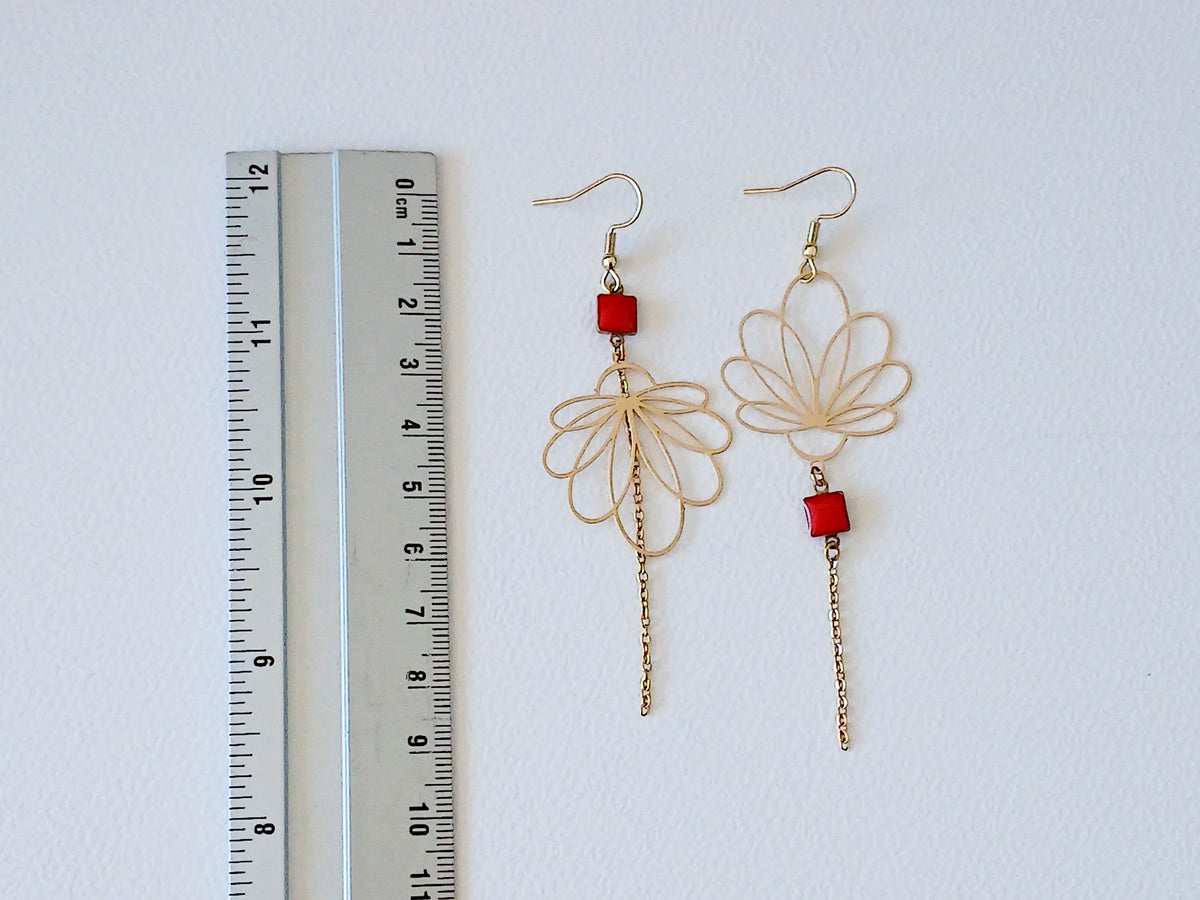 Boucles d'oreilles asymétriques fleur dorée et émail rouge