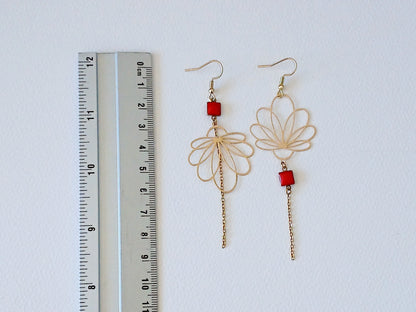 Boucles d'oreilles asymétriques fleur dorée et émail rouge