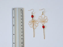 Charger l'image dans la galerie, Boucles d'oreilles asymétriques doré rouge, grandes et longues boucles dépareillées fleur or et rouge, cadeau original femme
