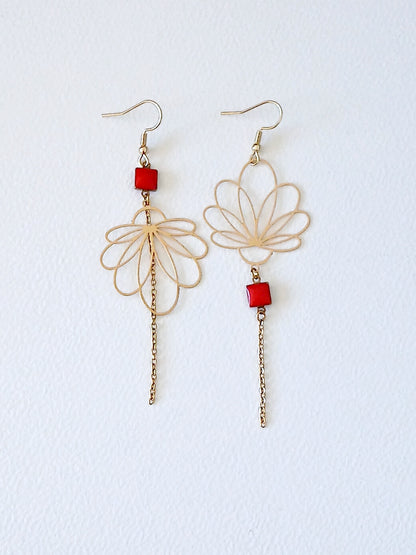 Boucles d'oreilles asymétriques fleur dorée et émail rouge