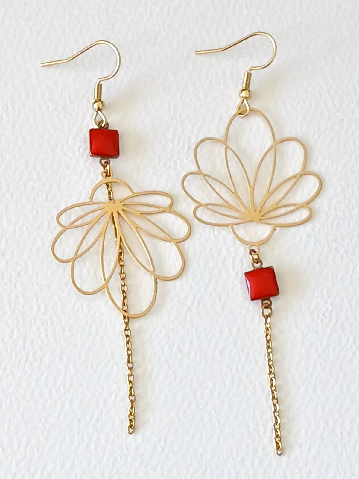 Boucles d'oreilles asymétriques fleur dorée et émail rouge