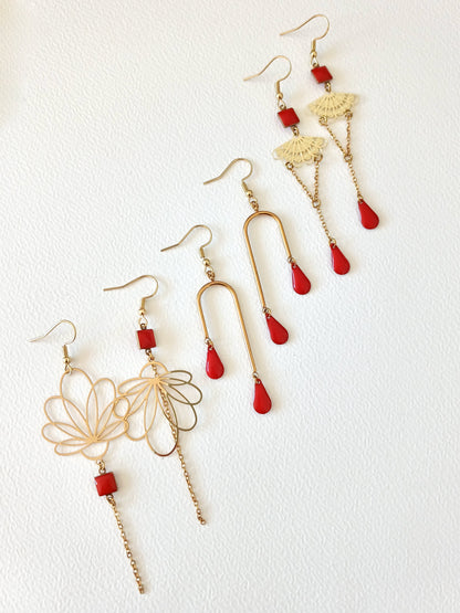 Boucles d'oreilles asymétriques fleur dorée et émail rouge