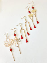 Charger l'image dans la galerie, Boucles d'oreilles asymétriques doré rouge, grandes et longues boucles dépareillées fleur or et rouge, cadeau original femme
