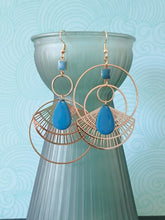 Charger l'image dans la galerie, Boucles d'oreilles asymétriques Art Déco dorées et bleu canard, grandes boucles géométriques rondes éventail or émail turquoise foncé
