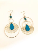 Charger l'image dans la galerie, Boucles d'oreilles asymétriques Art Déco dorées et bleu canard, grandes boucles géométriques rondes éventail or émail turquoise foncé
