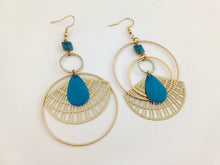 Charger l'image dans la galerie, Boucles d'oreilles asymétriques Art Déco dorées et bleu canard, grandes boucles géométriques rondes éventail or émail turquoise foncé
