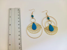 Charger l'image dans la galerie, Boucles d'oreilles asymétriques Art Déco dorées et bleu canard, grandes boucles géométriques rondes éventail or émail turquoise foncé
