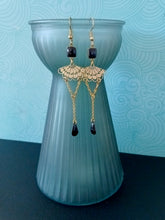 Charger l'image dans la galerie, Boucles d'oreilles Art Nouveau rétro vintage dorées et noir
