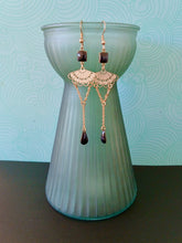 Charger l'image dans la galerie, Boucles d'oreilles Art Nouveau rétro vintage dorées et noir
