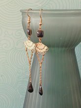 Charger l'image dans la galerie, Boucles d'oreilles Art Nouveau rétro vintage dorées et noir
