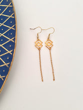 Charger l'image dans la galerie, Boucles d'oreilles graphiques losange doré
