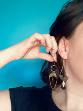 Charger l'image dans la galerie, Boucles d'oreilles asymétriques graphiques dorées et noires, longues boucles dépareillées or et émail noir
