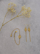 Charger l'image dans la galerie, Boucles d'oreilles graphiques losange doré
