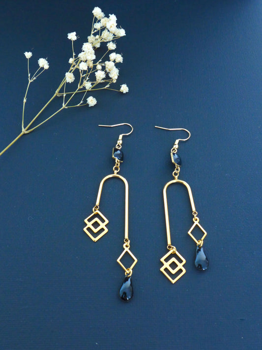 Boucles d'oreilles losanges graphiques asymétriques doré et émail noir