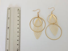 Charger l'image dans la galerie, Boucles d'oreilles asymétriques graphiques dorées

