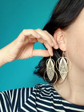 Charger l'image dans la galerie, Boucles d'oreilles asymétriques graphiques dorées
