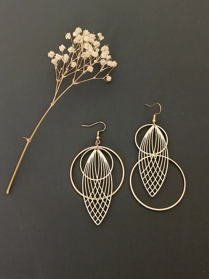Boucles d'oreilles asymétriques dorées longue navette rayée