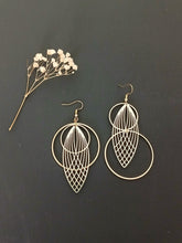 Charger l'image dans la galerie, Boucles d'oreilles asymétriques graphiques dorées

