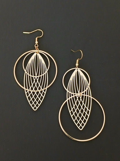 Boucles d'oreilles asymétriques dorées longue navette rayée