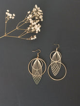Charger l'image dans la galerie, Boucles d'oreilles asymétriques graphiques dorées
