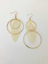 Charger l'image dans la galerie, Boucles d'oreilles asymétriques graphiques dorées
