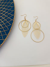 Charger l'image dans la galerie, Boucles d'oreilles asymétriques graphiques dorées
