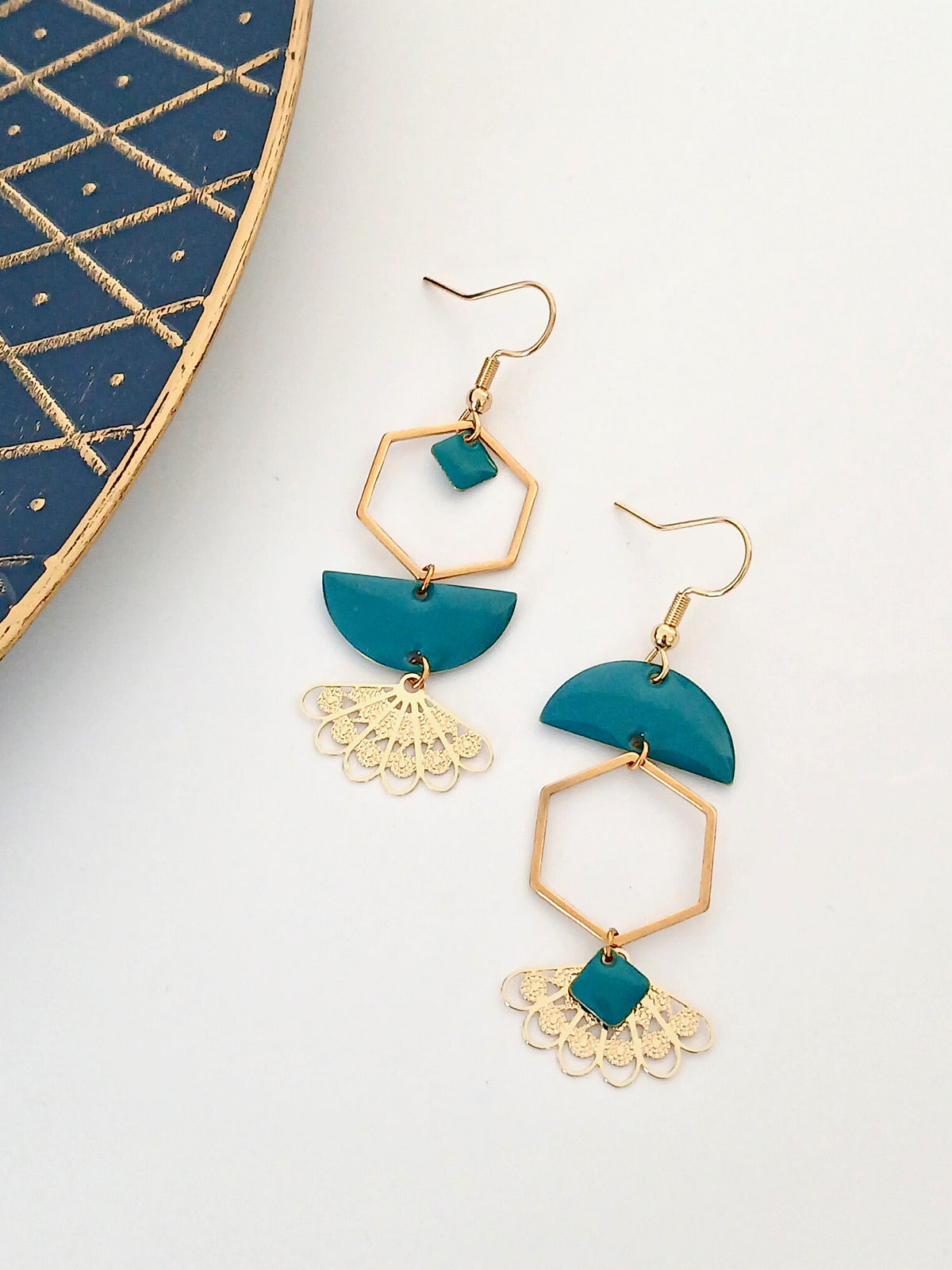Boucles d'oreilles asymétriques Art Nouveau doré et bleu canard