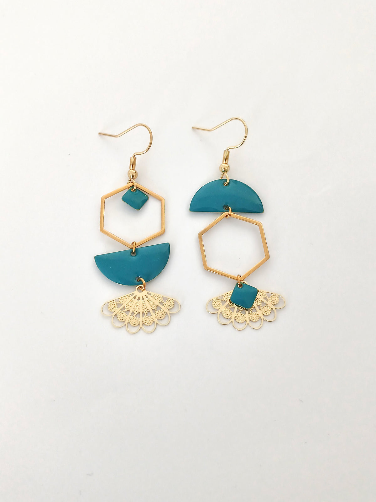 Boucles d'oreilles asymétriques Art Nouveau doré et bleu canard