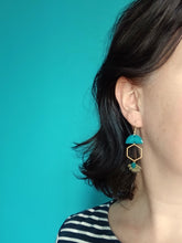 Charger l'image dans la galerie, Boucles d'oreilles asymétriques dorées et bleu canard
