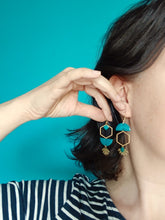 Charger l'image dans la galerie, Boucles d'oreilles asymétriques dorées et bleu canard
