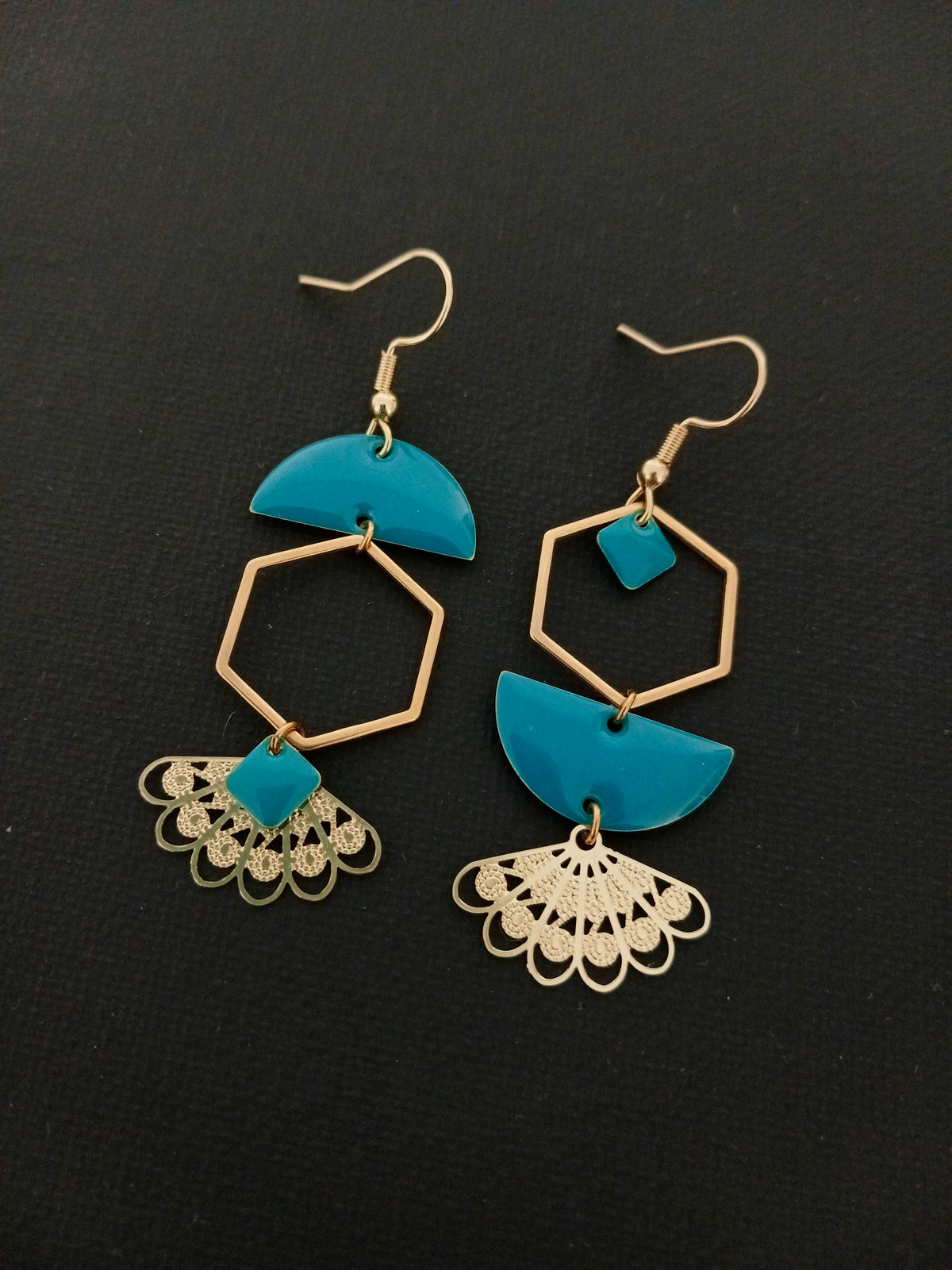 Boucles d'oreilles asymétriques Art Nouveau doré et bleu canard