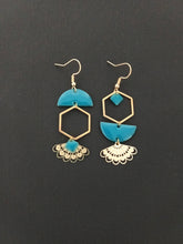 Charger l'image dans la galerie, Boucles d'oreilles asymétriques dorées et bleu canard
