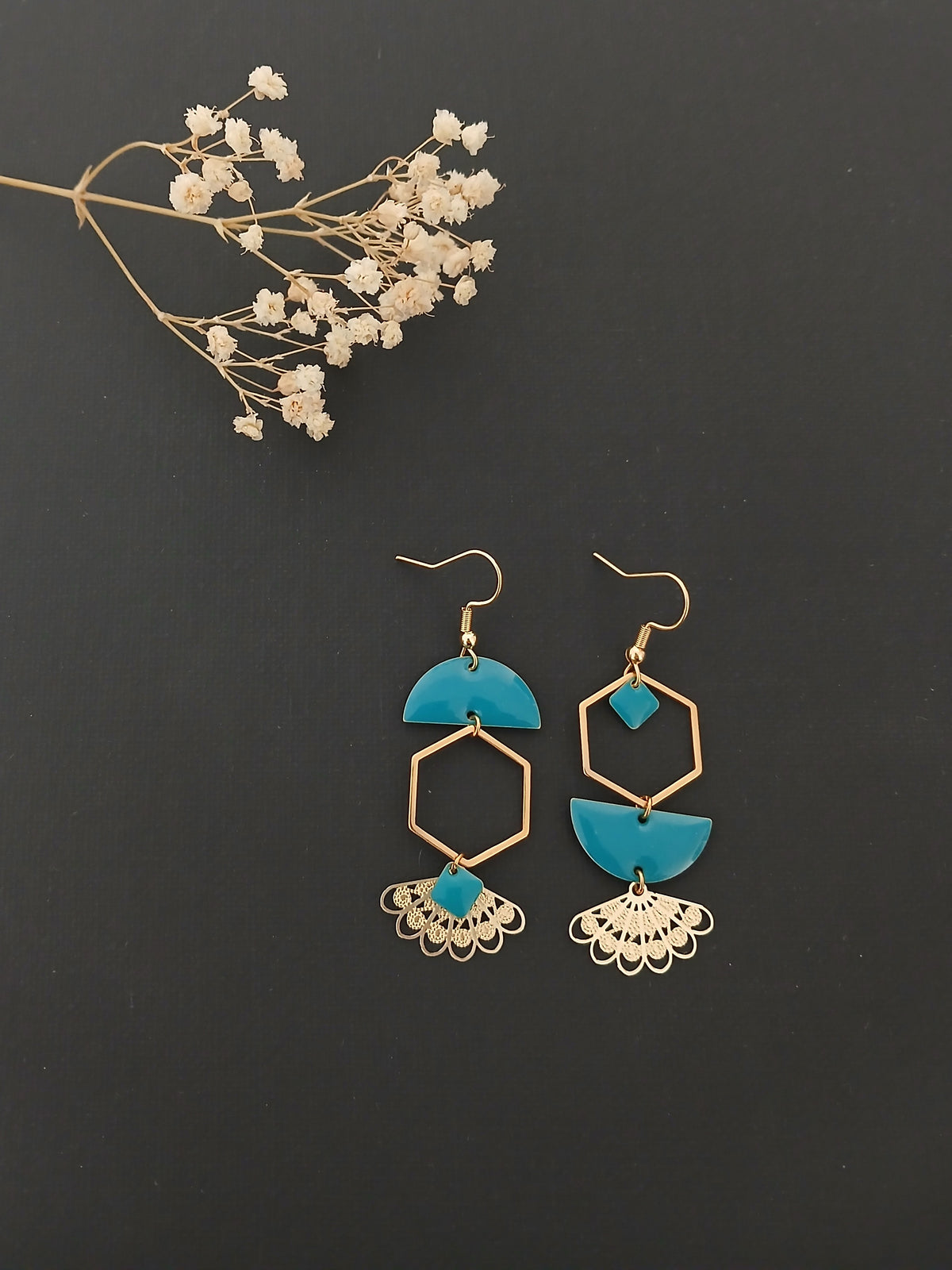 Boucles d'oreilles asymétriques Art Nouveau doré et bleu canard
