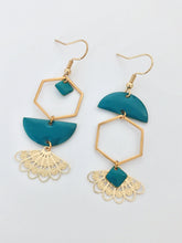 Charger l'image dans la galerie, Boucles d'oreilles asymétriques dorées et bleu canard
