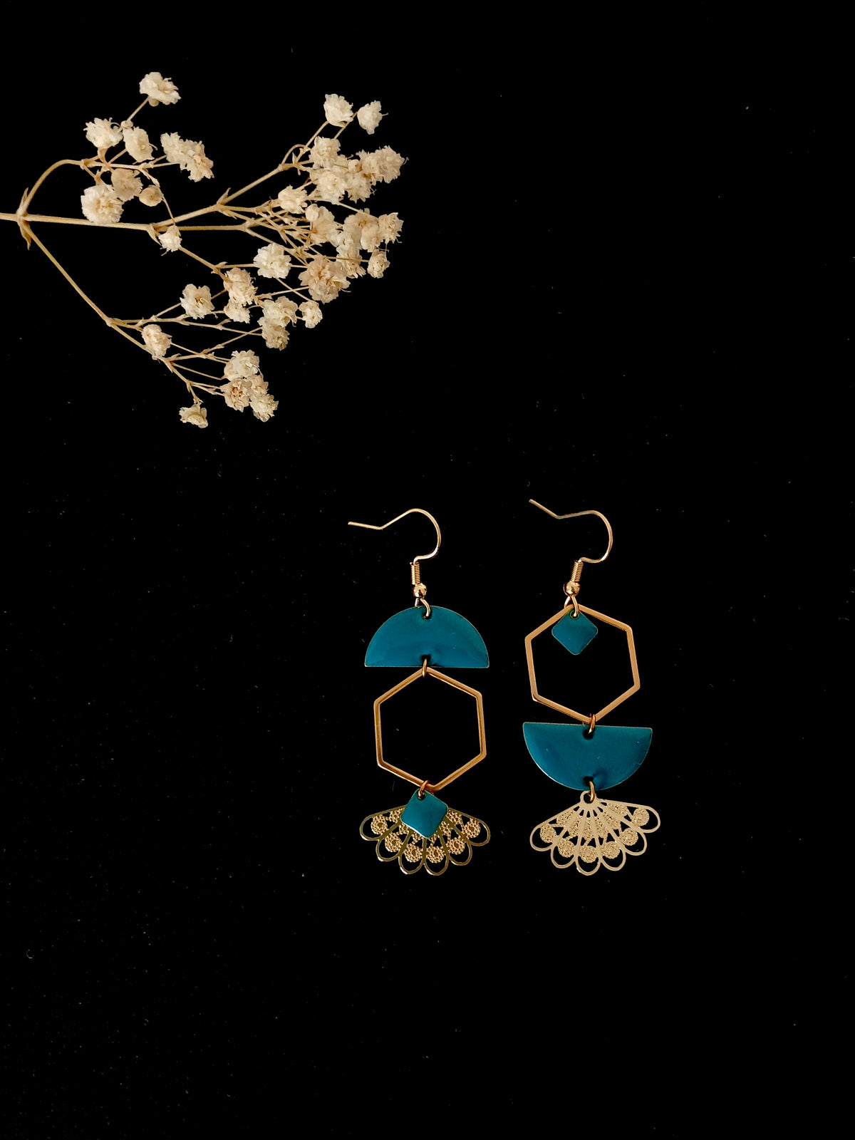 Boucles d'oreilles asymétriques Art Nouveau doré et bleu canard