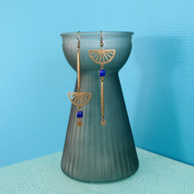 Charger l&#39;image dans la galerie, Longues boucles d&#39;oreilles asymétriques graphiques Art Déco bronze et bleu foncé
