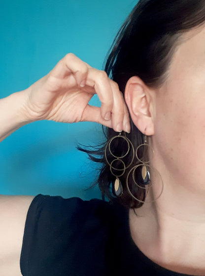 Boucles oreilles asymétriques graphiques rondes bronze et émail noir