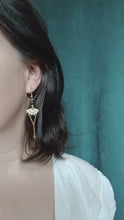 Charger et lire la vidéo dans la visionneuse de la Galerie, Boucles d'oreilles Art Nouveau rétro vintage dorées et noir
