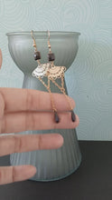 Charger et lire la vidéo dans la visionneuse de la Galerie, Boucles d'oreilles Art Nouveau rétro vintage dorées et noir
