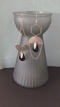 Charger et lire la vidéo dans la visionneuse de la Galerie, Boucles d'oreilles asymétriques graphiques dorées et noires, longues boucles dépareillées or et émail noir
