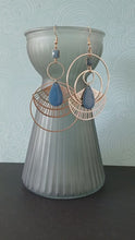 Charger et lire la vidéo dans la visionneuse de la Galerie, Boucles d'oreilles asymétriques Art Déco dorées et bleu canard, grandes boucles géométriques rondes éventail or émail turquoise foncé
