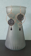 Charger et lire la vidéo dans la visionneuse de la Galerie, Boucles d'oreilles asymétriques graphiques rondes dorées et rosace noire
