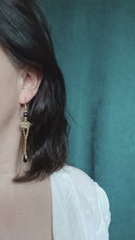 Charger et lire la vidéo dans la visionneuse de la Galerie, Boucles d'oreilles Art Nouveau rétro vintage dorées et noir
