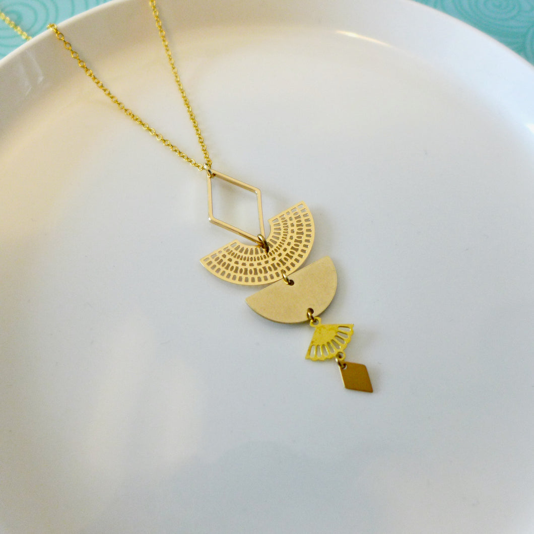 Collier pendentif graphique gipsy bohème chic demi lune éventail et losange en laiton doré