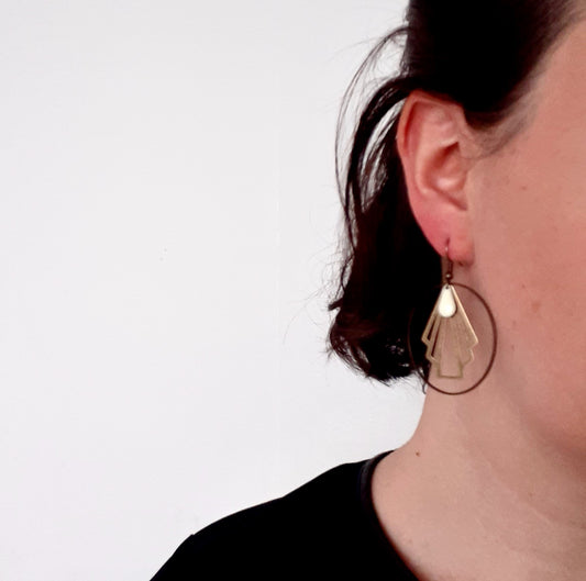 Boucles d'oreilles créoles Art Déco éventail graphique bronze et émail blanc