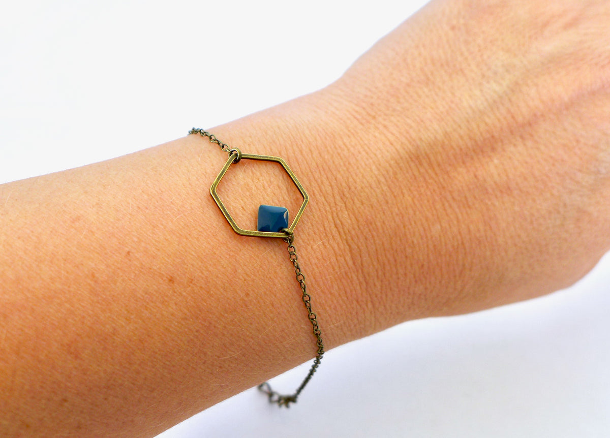 Bracelet hexagone graphique minimaliste et sequin en émail Bijou simple intemporel élégant cadeau pour femme