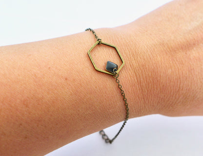 Bracelet hexagone graphique minimaliste et sequin en émail Bijou simple intemporel élégant cadeau pour femme